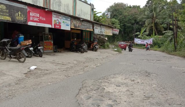 Jalan Salopa-Cikatomas Rusak