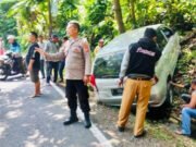 Avanza Tabrak Tebing di Jalan Raya Tasikmalaya – Karangnunggal, Sopir Syok Avanza tabrak tebing
