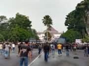 Demo Besar di Kompleks Pemkab Tasikmalaya, Anjing Pelacak Hingga Tim Gegana Diturunkan Demo besar di kompleks Pemkab Tasikmalaya