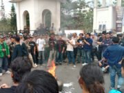 Mahasiswa Tasikmalaya Demo di Depan Kompleks Pemkab untuk Sampaikan 5 Tuntutan mahasiswa tasikmalaya demo