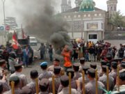 Mahasiswa Demo Tuntut Dewan Baru Kawal Pembangunan Hingga Pembayaran Upah Guru Honorer mahasiswa demo