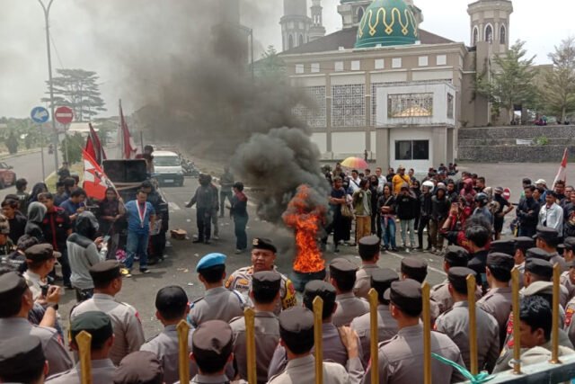 mahasiswa demo